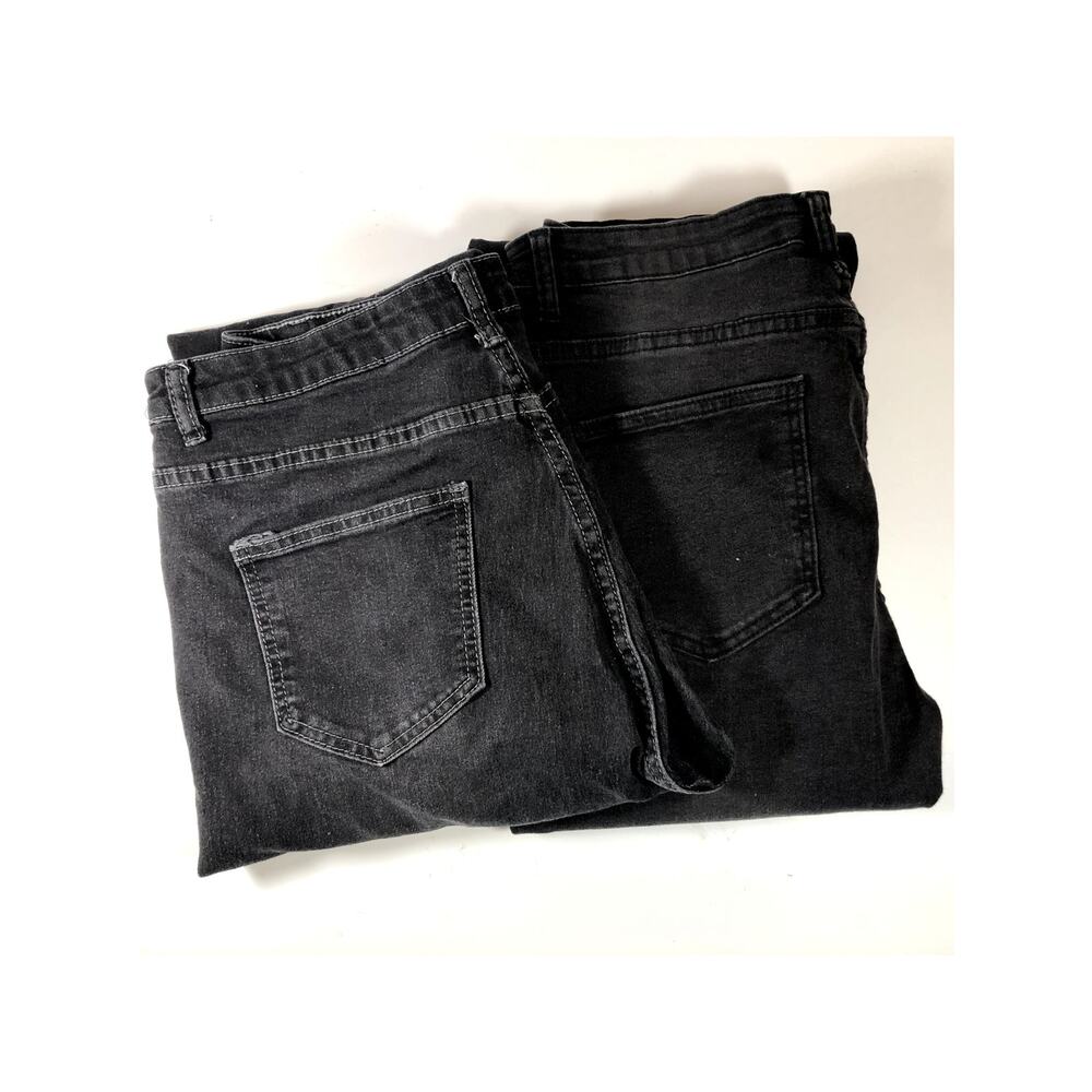 2 Pair Ladies Jeans, Size XL (Waist 34")
